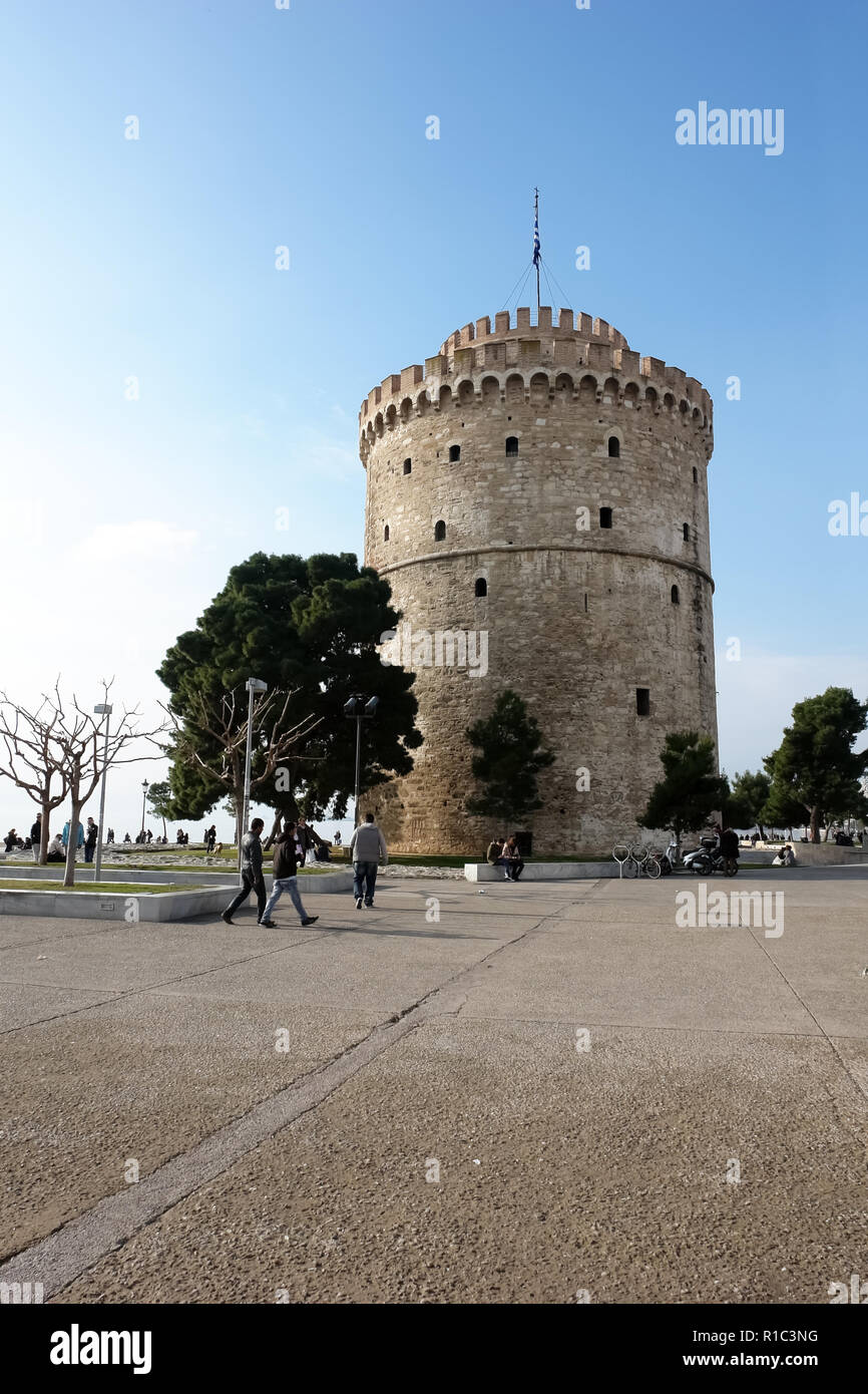 Salonicco, Grecia - Febbraio 08, 2014: Vista della zona e la Torre Bianca sul lungomare di Salonicco, Grecia. Foto Stock