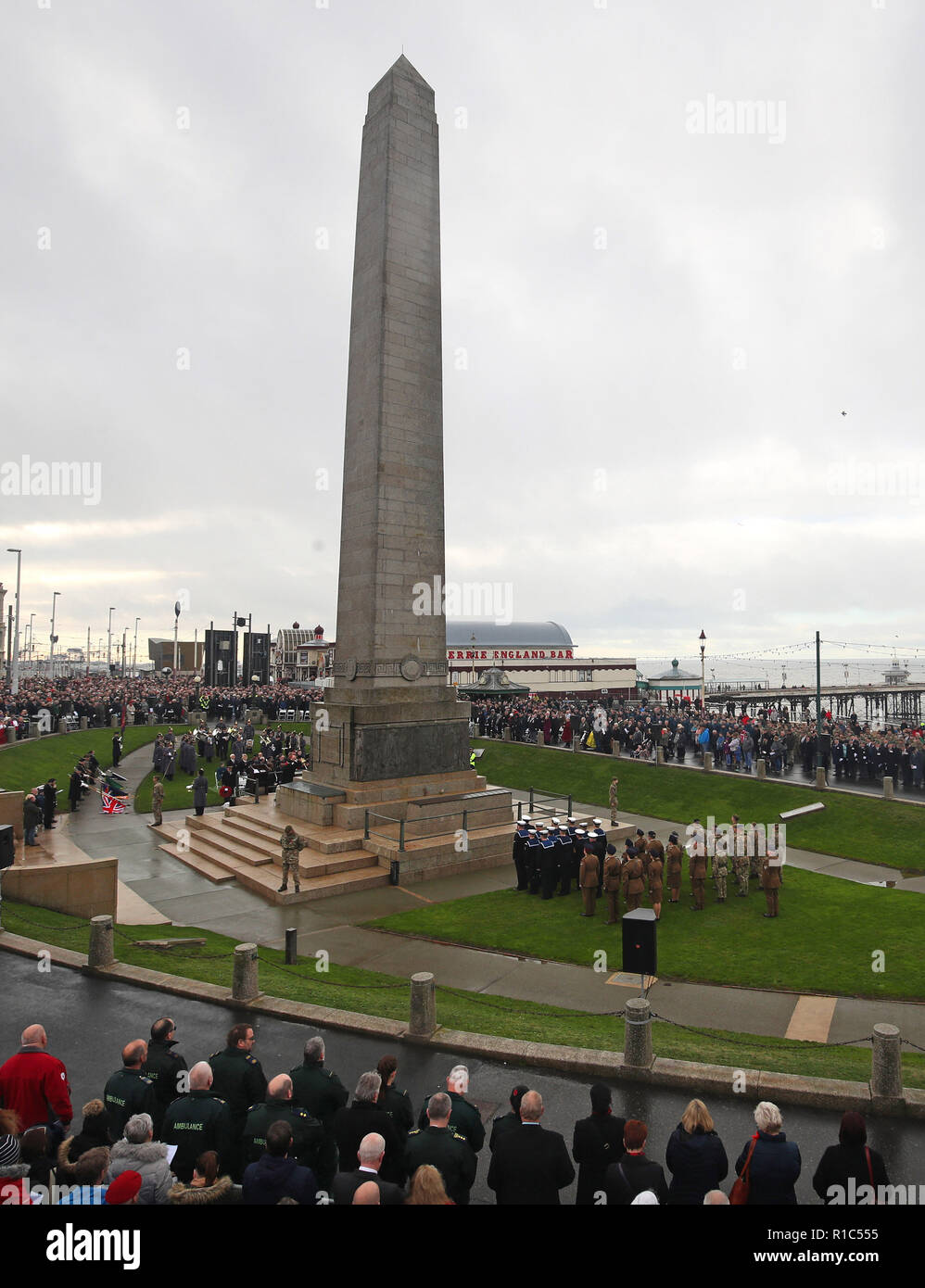Due minuti di silenzio è stato osservato in corrispondenza di un evento commemorativo a Blackpool, sul centesimo anniversario della firma dell'armistizio che ha segnato la fine della Prima Guerra Mondiale. Foto Stock