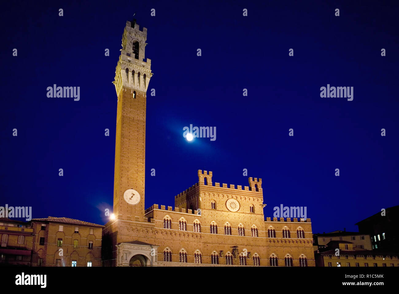 La Torre del Mangia e il Palazzo Pubblico di notte, da tutta la Piazza del Campo a Siena, Toscana, Italia Foto Stock