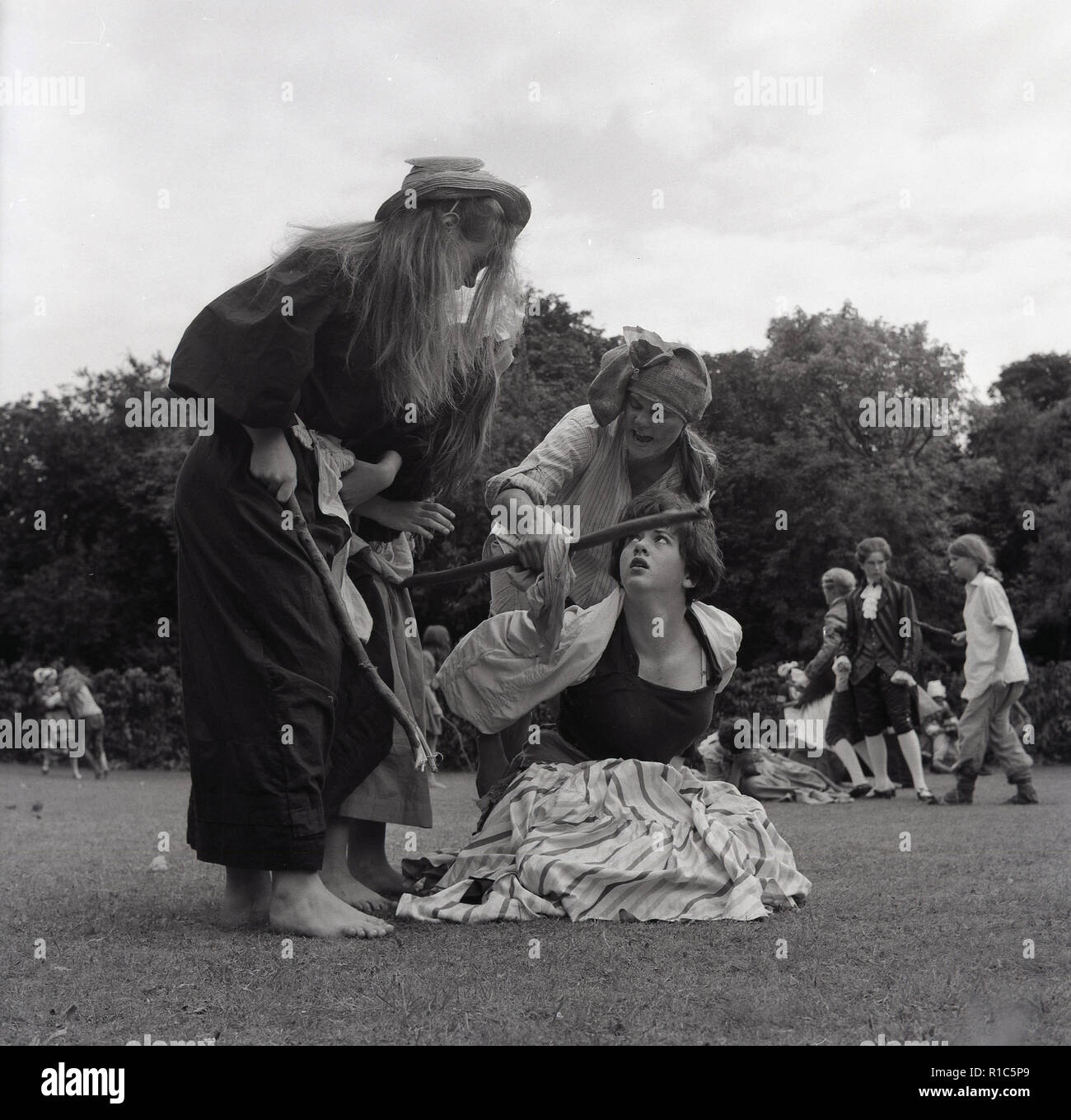 1967, Tring Arts Festival, Giovani in costumi storici Performing Theatre al di fuori di un campo. Foto Stock