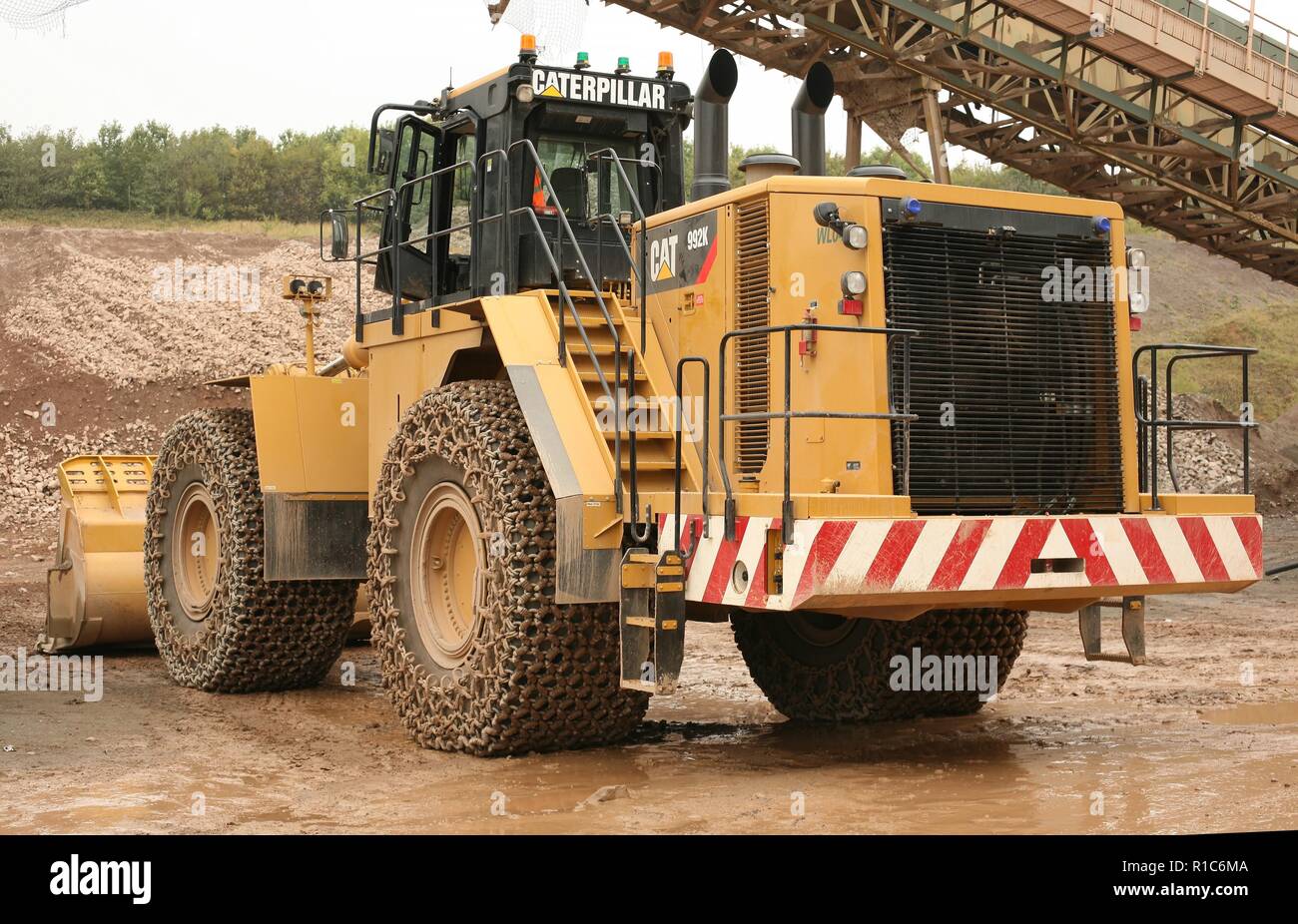 Un gommato Caterpillar pala di carico lavorando in una cava in Leicestershire Foto Stock