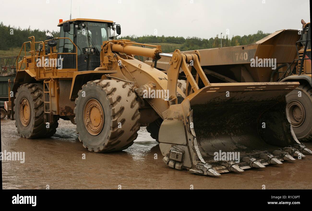 Un gommato Caterpillar pala di carico lavorando in una cava in Leicestershire Foto Stock