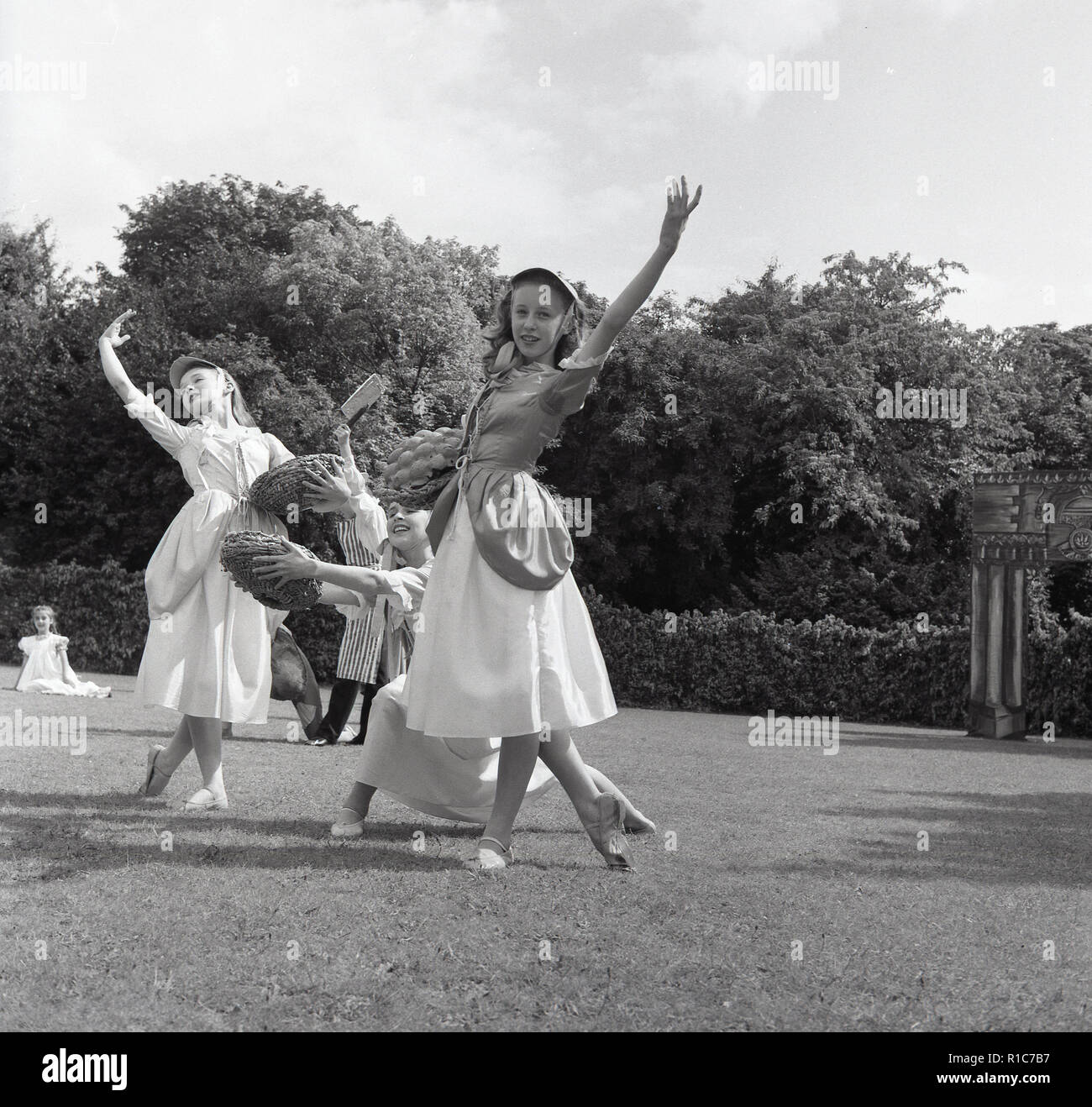 1967, Tring Arts Festival, ragazze adolescenti di eseguire all'esterno. Foto Stock