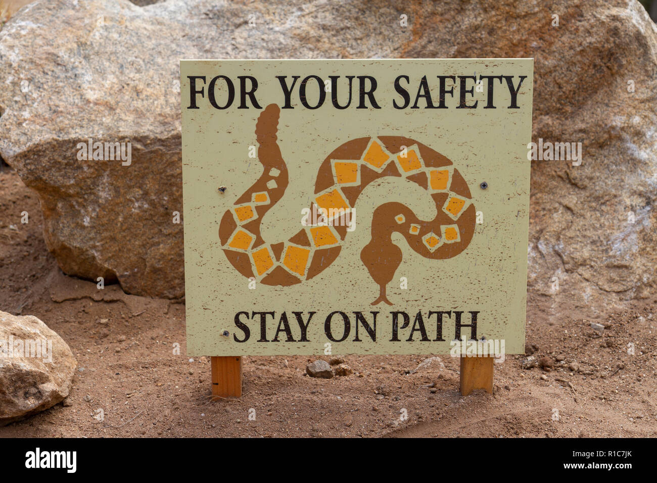 Segno attenzione ai visitatori di guardare fuori per serpenti nel mondo antico giardino succulente e il giardino di Baja, San Diego Zoo Safari Park, Escondido, CA, Stati Uniti d'America. Foto Stock