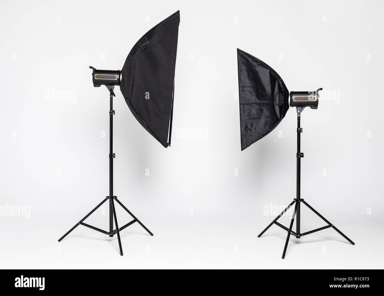 Studio illuminazione su sfondo bianco. Studio strumenti per la fotografia. Foto Stock