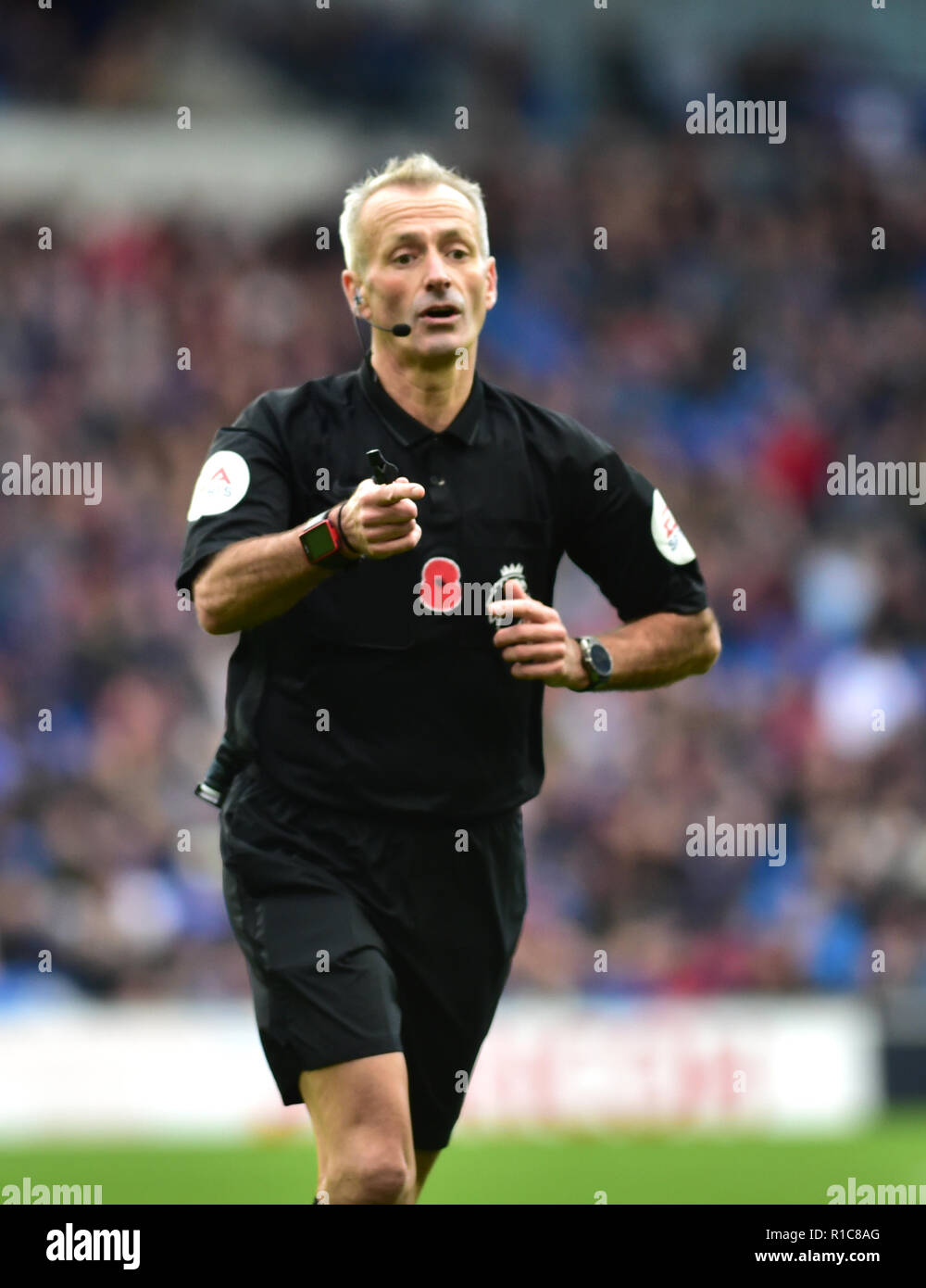 Arbitro Martin Atkinson durante il match di Premier League tra Cardiff City e Brighton e Hove Albion al Cardiff City Stadium . 10 nov 2018 solo uso editoriale. No merchandising. Per le immagini di calcio FA e Premier League restrizioni si applicano inc. no internet/utilizzo mobile senza licenza FAPL - per i dettagli contatti Football Dataco Foto Stock