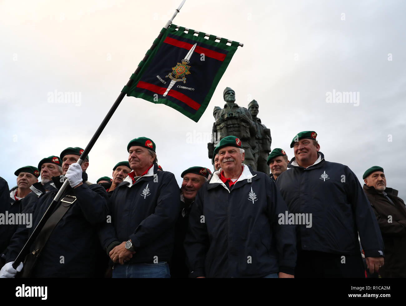 Il personale militare e i veterani hanno una foto scattata dopo un ricordo servizio domenicale e parade presso il commando Memorial a Spean Bridge, sul centesimo anniversario della firma dell'armistizio che ha segnato la fine della Prima Guerra Mondiale. Foto Stock