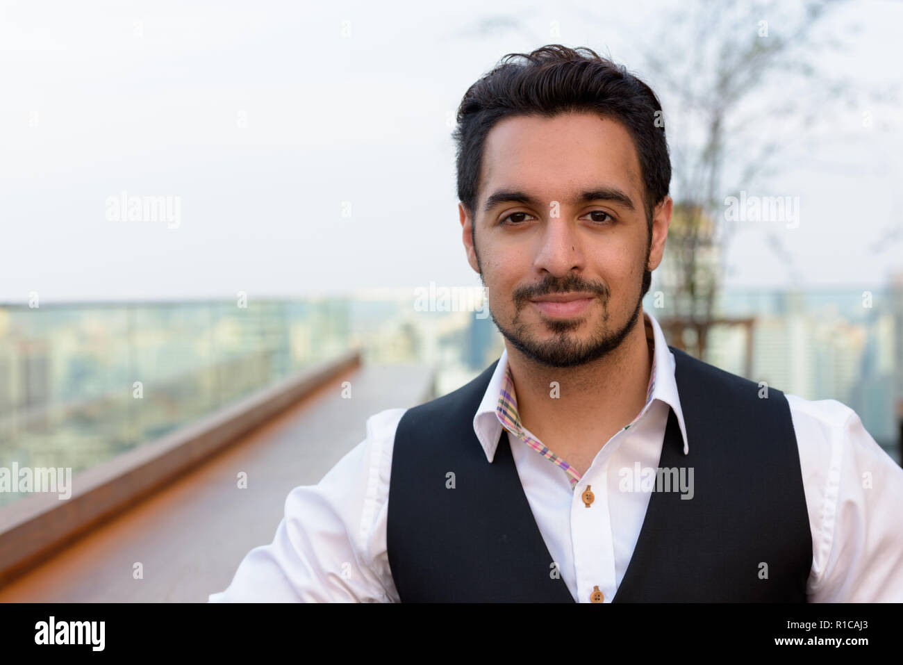 Bel giovane uomo indiano al ristorante sul tetto a Bangkok Thail Foto Stock