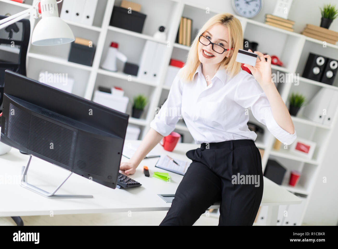 Giovane donna lavora al computer a una scrivania in piedi immagini e  fotografie stock ad alta risoluzione - Alamy