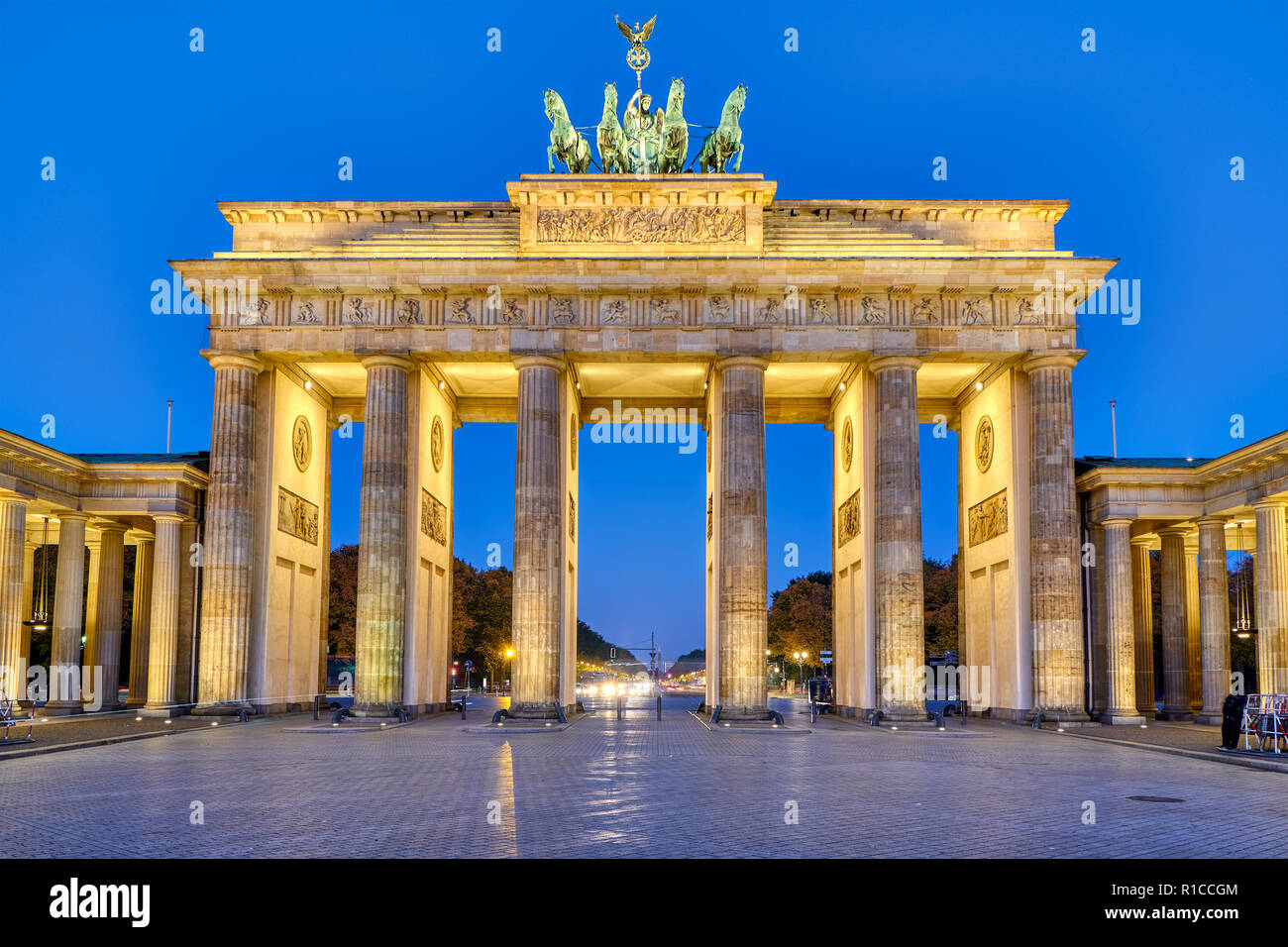 La Porta di Brandeburgo a Berlino all'alba Foto Stock
