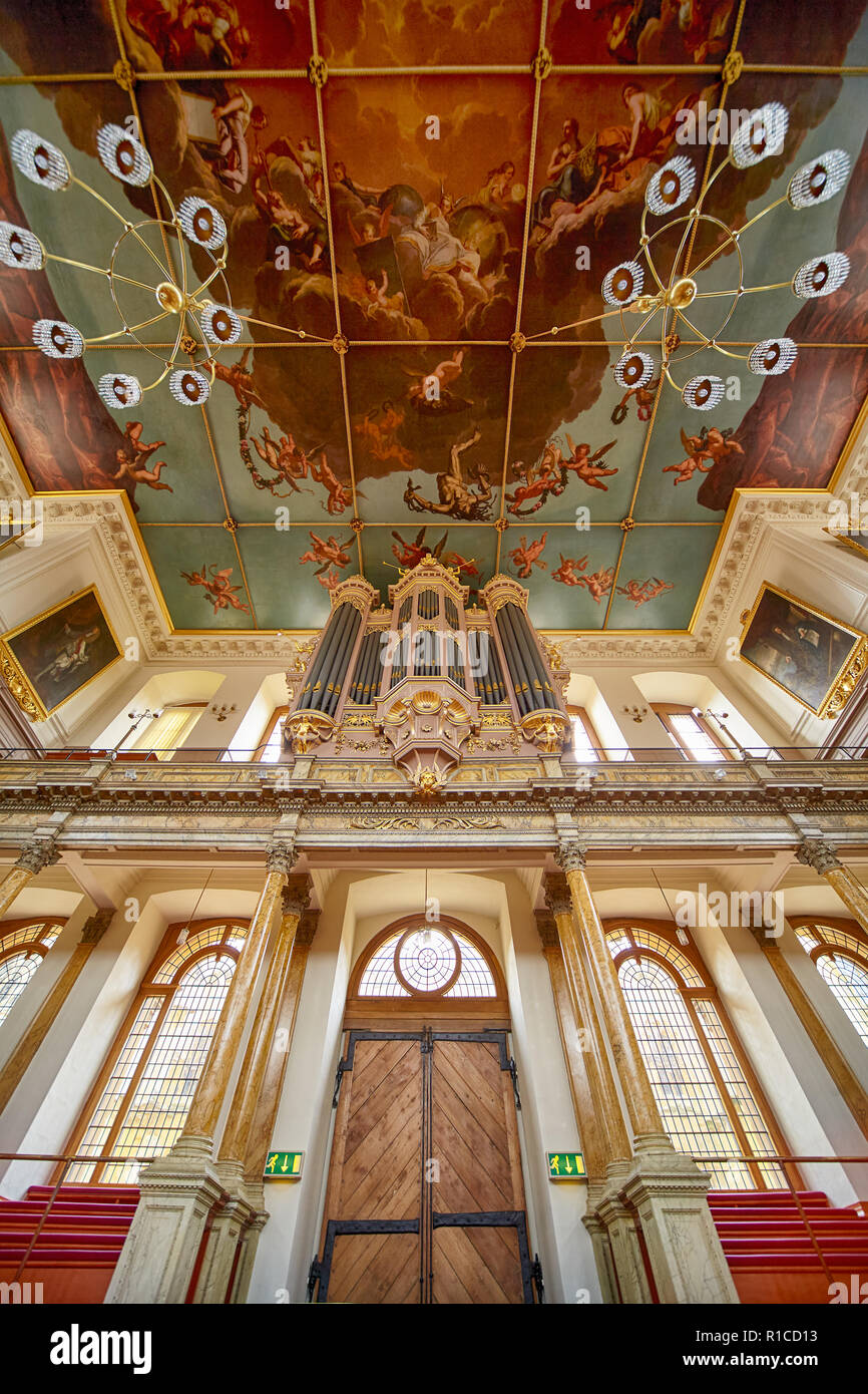 OXFORD, Inghilterra - 15 Maggio 2009: il punto di vista del Sheldonian Theatre interno ornato di Theatre Organ sopra l ingresso e allegorici affresco sul soffitto Foto Stock