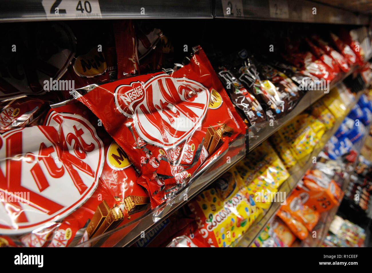 Nestlé latte nesquik aroma in cioccolato e fragola è visto su uno scaffale  di supermercato in New York Foto stock - Alamy