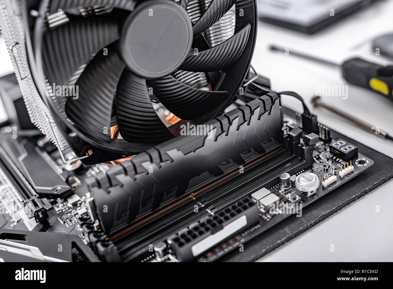 Scheda madre con installato lo scambiatore di calore e la RAM. Foto Stock