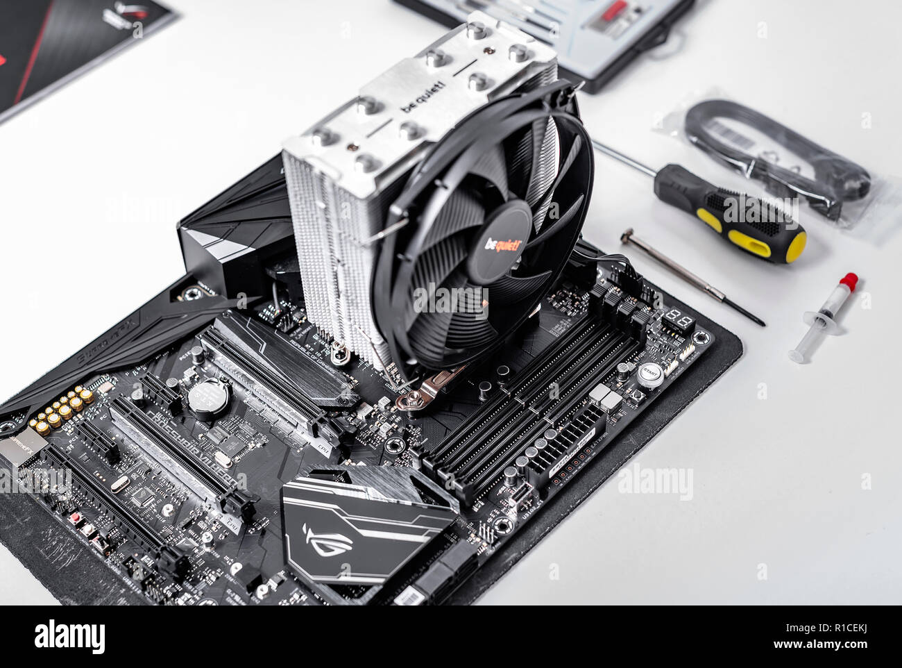 Scheda madre con installato lo scambiatore di calore e la RAM. Costruire un PC. Foto Stock