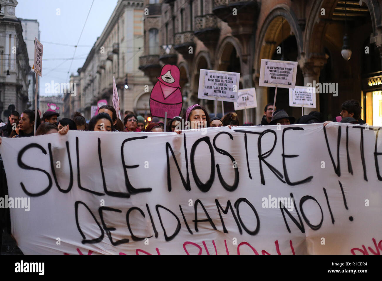 Il 10 novembre è stato sviluppato in Italia le manifestazioni contro la proposta del decreto del ministro Pillon (del partito di destra "Lega") che ostacola il divorzio per le coppie con figli imponendo il pagamento la famiglia e la mediazione dei genitori per 6 mesi. Il controllo di manutenzione saranno aboliti: chi si trova in una situazione di grande dipendenza economica e la povertà, quasi sempre le donne, sarà sottoposto a un vero e proprio ricatto economico dovrà affrontare la separazione o la liberazione dalla violenza domestica al prezzo di una crescente precarietà. Fino a che la violenza domestica non è Foto Stock