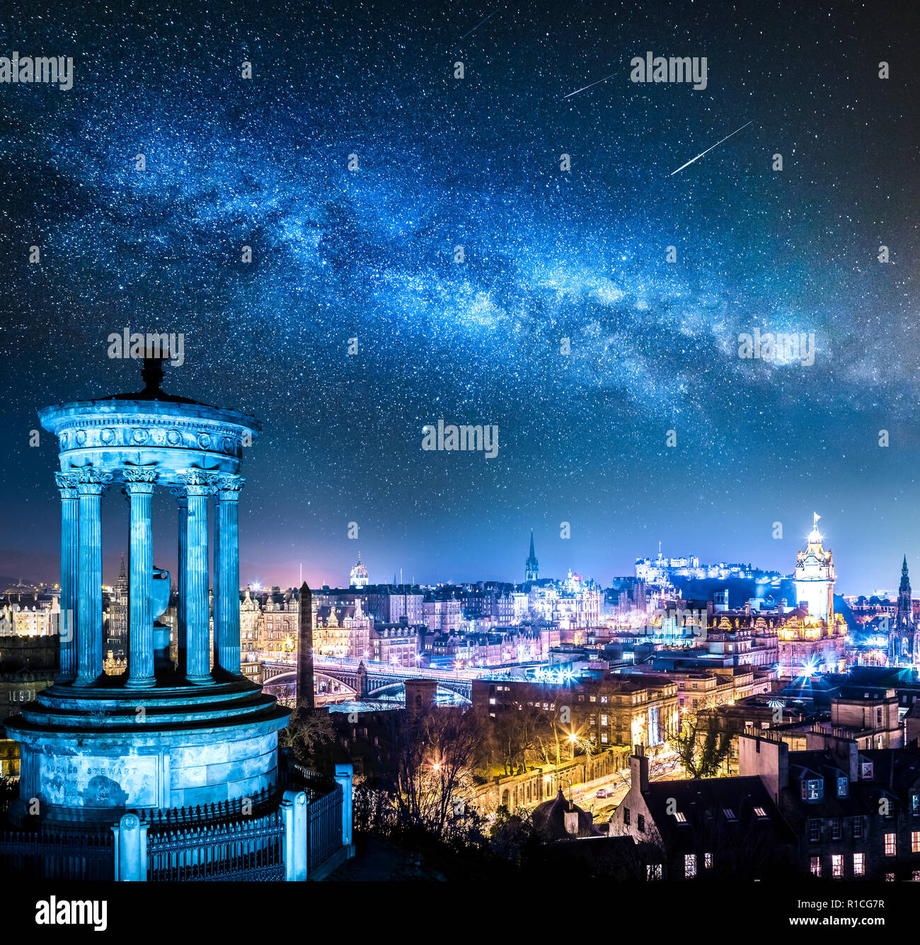 Vista notturna dal Calton Hill a Edimburgo con stelle, Scozia Foto Stock