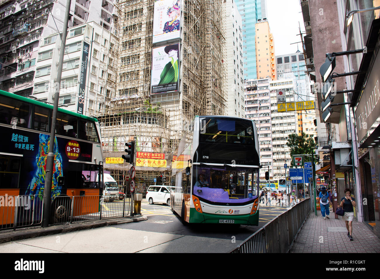 Il traffico su strada e ristrutturare edificio nel sito in costruzione accanto alla strada di Fa Yuen Street a Mong Kok città di Yau Tsim Mong il 9 settembre 2018 a Hong K Foto Stock