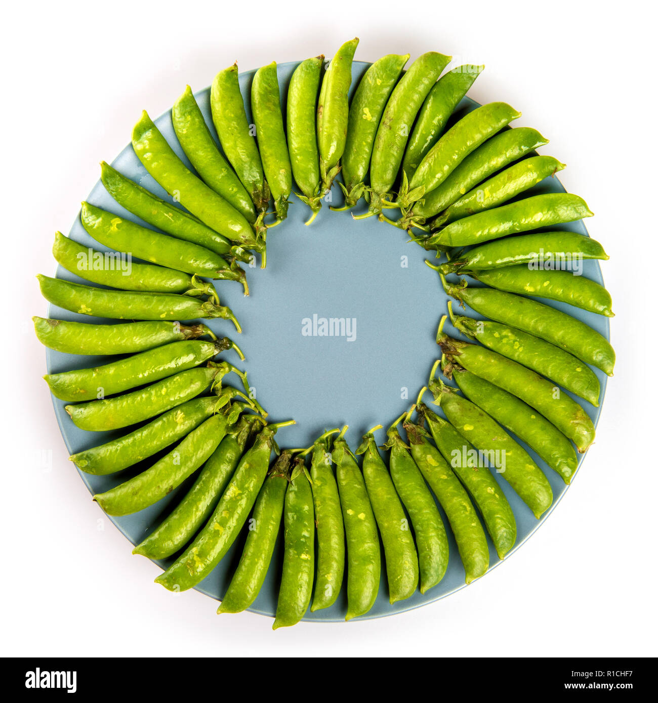 Piselli verdi su sfondo bianco Foto Stock