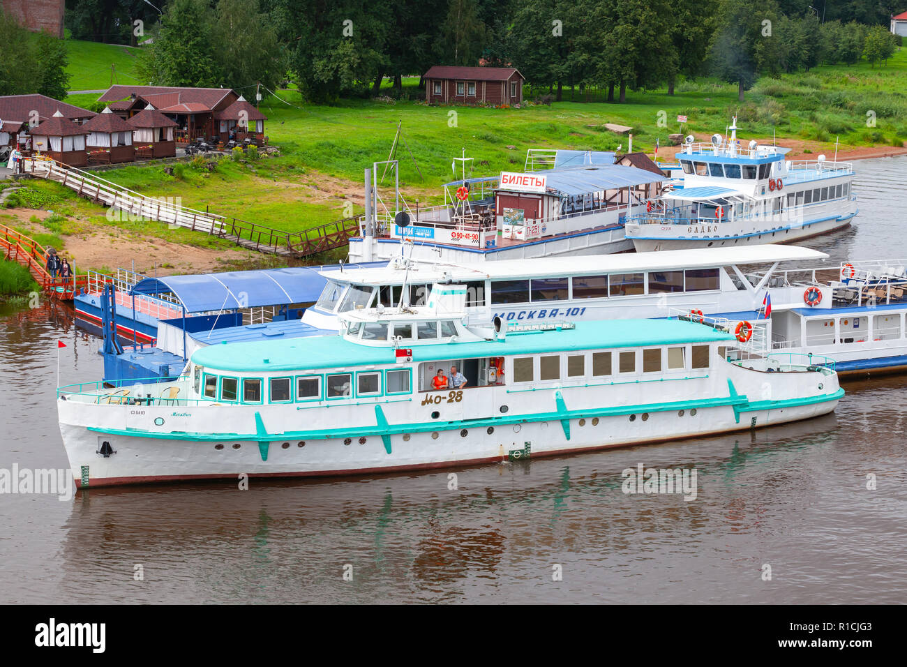 Veliky Novgorod, Russia - 30 Luglio 2016: le navi da passeggeri sono sul fiume Volkhov al giorno di estate Foto Stock
