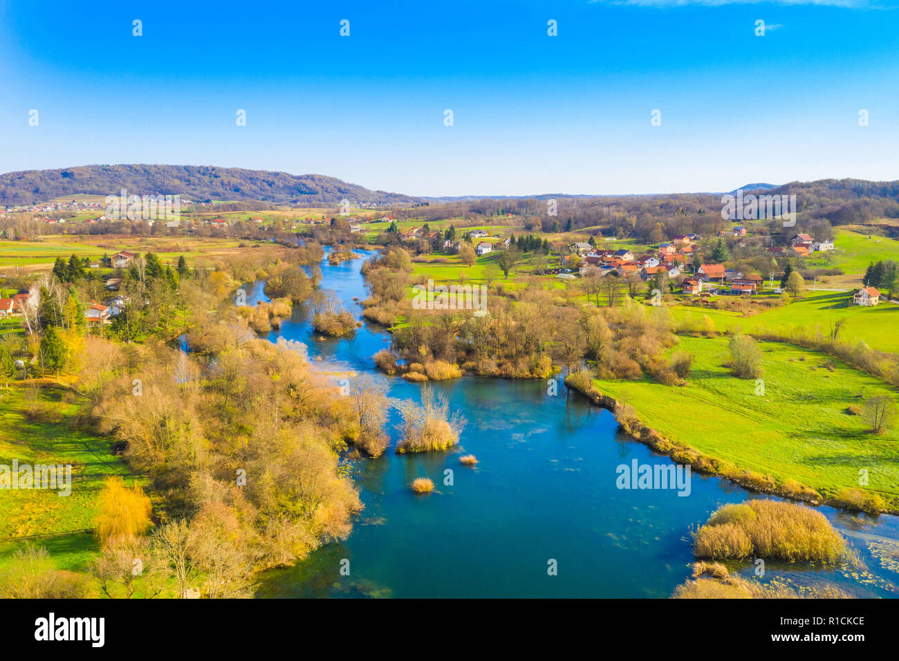 Croazia, Mreznica fiume da aria, vista panoramica del villaggio Belavici e cascate in autunno Foto Stock