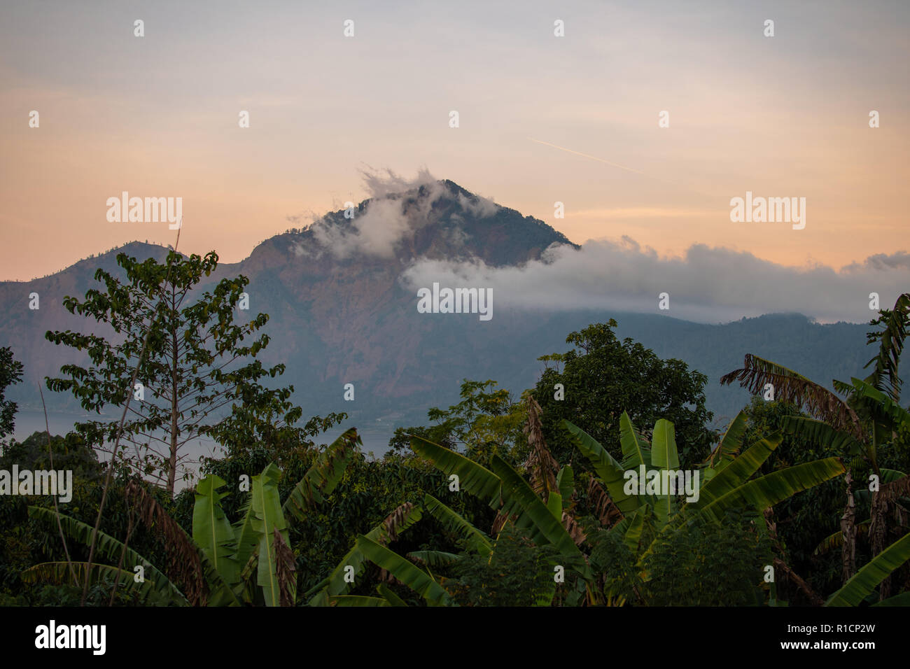 Vulcano, montagna coperta foresta, cielo di nuvole, tracce di lava sul terreno. Il monte vulcano Batur a Kintamani. Paesaggio di montagna, Bali. Concetto di viaggio. Sfondi Foto Stock