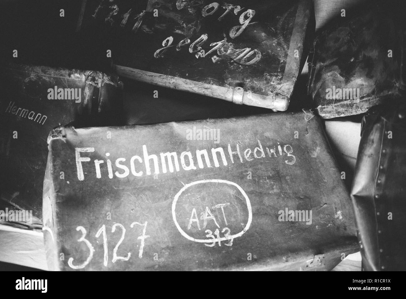 Auschwitz campo di lavoro e sterminio nazista. Prigionieri di oggetti personali, valigie, borse con i nomi e le date su di esso. Auschwitz, tedesco- Foto Stock