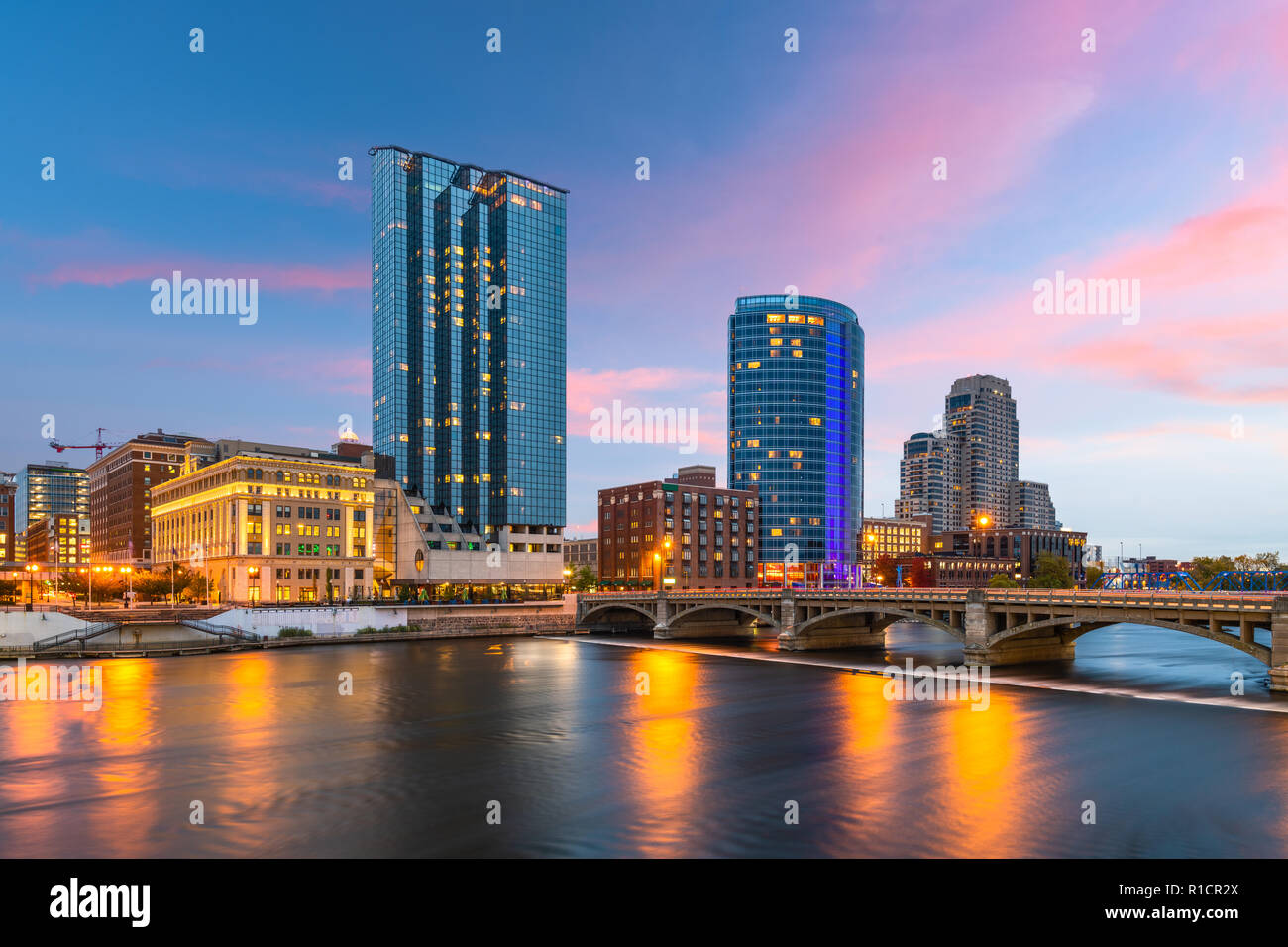 Grand Rapids, Michigan, Stati Uniti d'America skyline del centro sul gran fiume al tramonto. Foto Stock