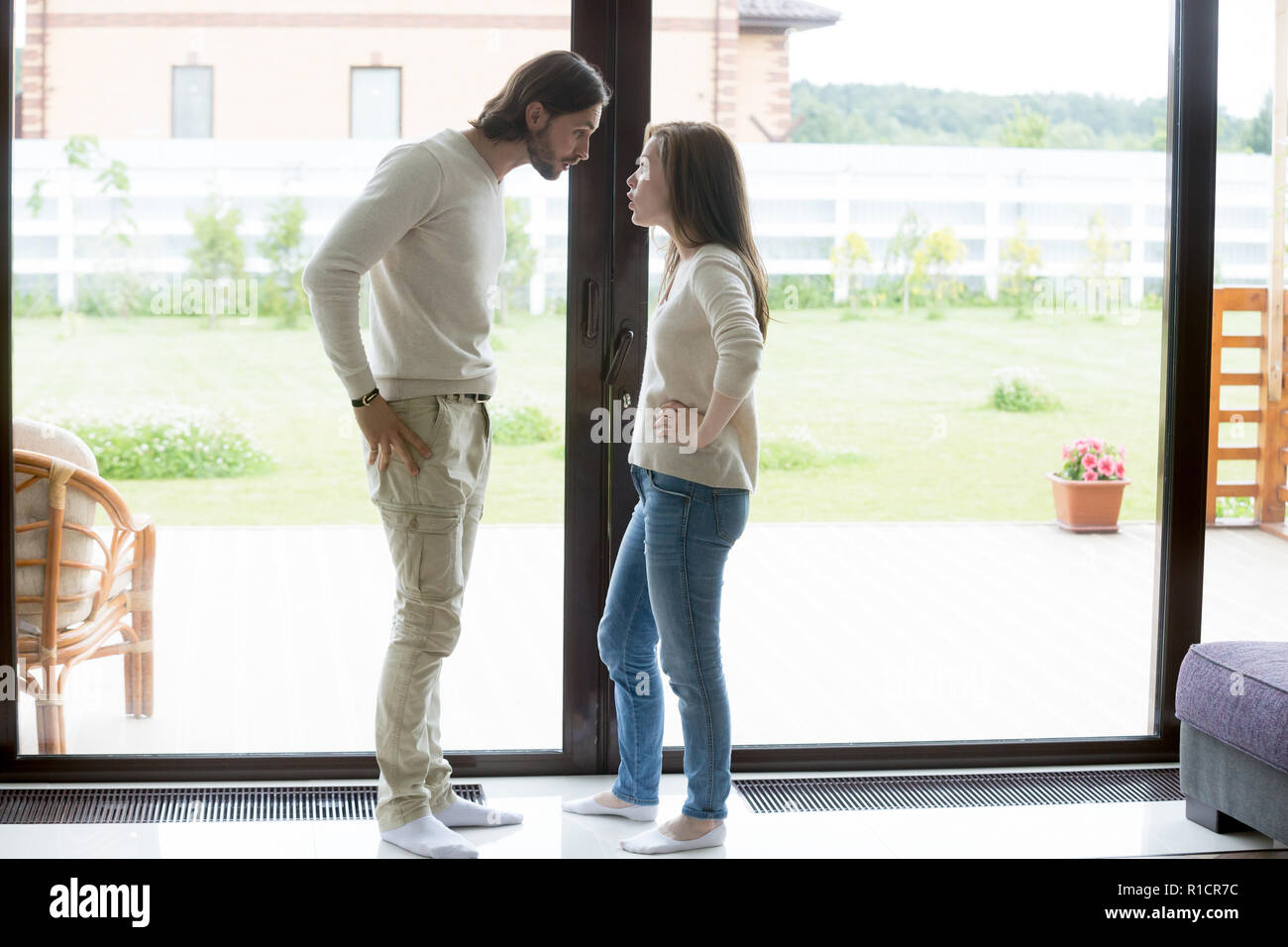 Insoddisfatto marito e moglie litigi a casa Foto Stock