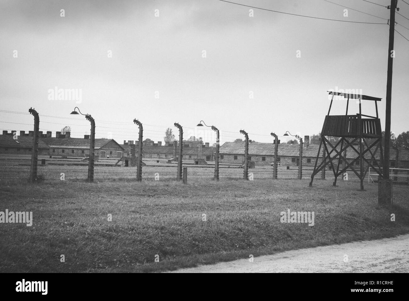 II di Auschwitz Birkenau, campo di lavoro e sterminio nazista. Torre di avvistamento e recinzione. Auschwitz, Tedesco-occupato, Polonia, Europa Foto Stock