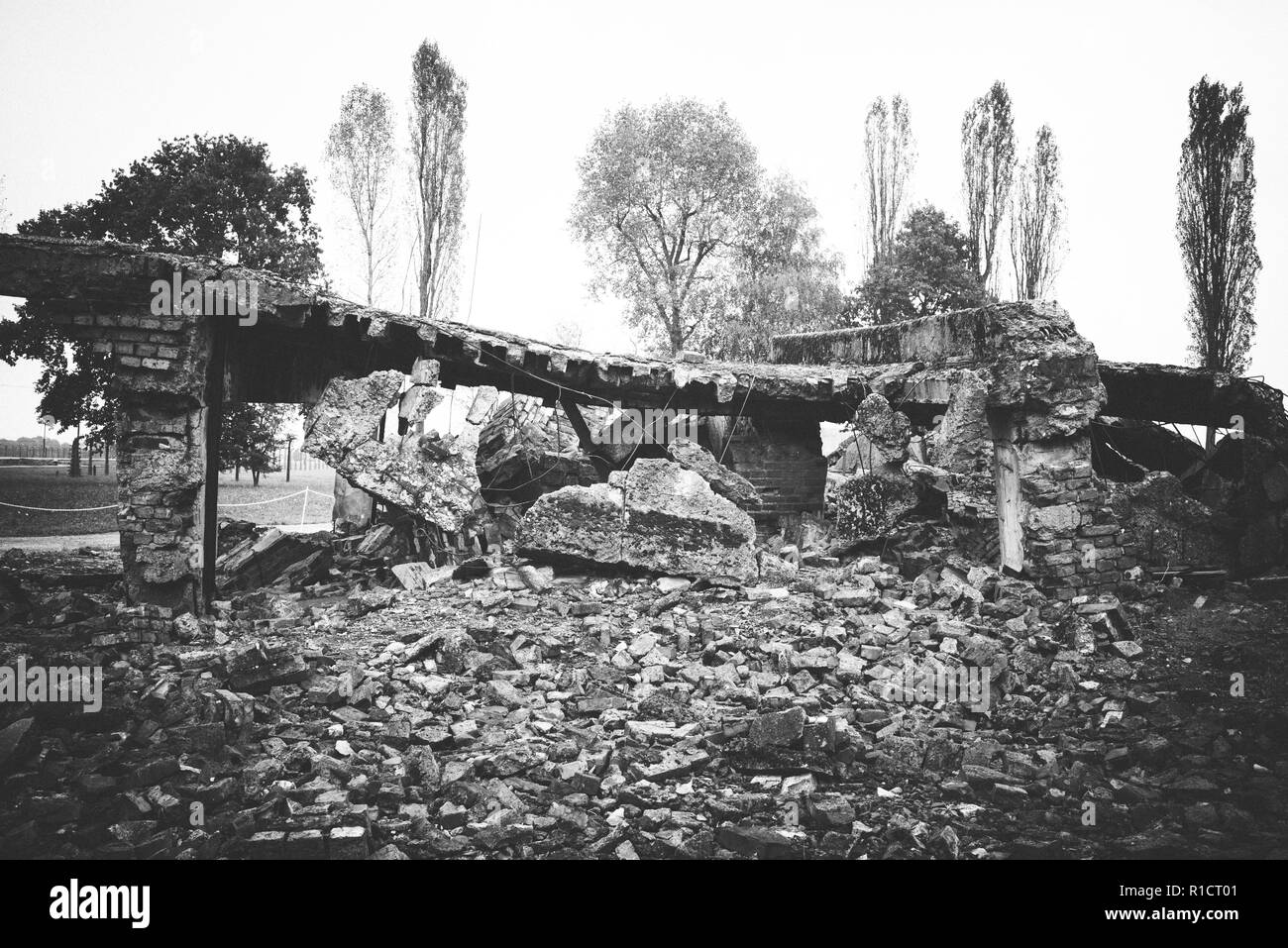 II di Auschwitz Birkenau, campo di lavoro e sterminio nazista. rimane della camera del gas e forno crematorio di Auschwitz II Birkenau. Auschwitz, G Foto Stock
