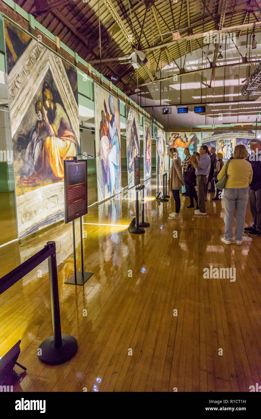 Tacoma, WA, Stati Uniti d'America - 11 ottobre 2018 gli amanti dell arte di apprezzare i tendaggi a Michelangelo Cappella Sistina exhiibit d'arte. La posizione è il Tacoma Foto Stock