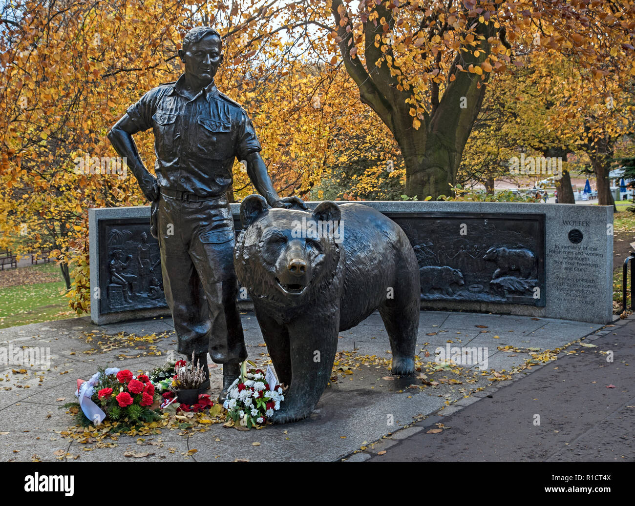 Memoriale di lucidare i veterani della Seconda Guerra mondiale con una statua di Wojtek il soldato recare in Princes Street Gardens, Edimburgo, Scozia, Regno Unito. Foto Stock
