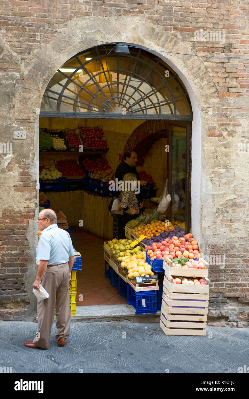 Frutti per la vendita in un fruttivendolo, Via di San Pietro a Siena, Toscana, Italia Foto Stock