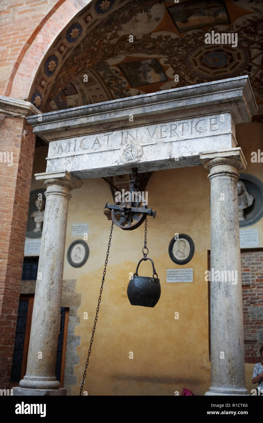 Oltre all'interno del cortile del XIV secolo Palazzo Chigi-Saracini, Siena, Toscana, Italia Foto Stock