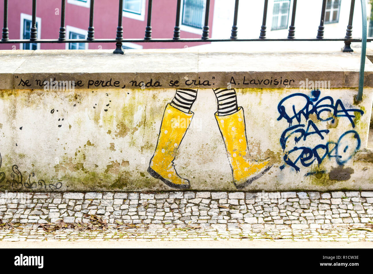 Bella pittura graffiti nel centro di Lisbona Foto Stock