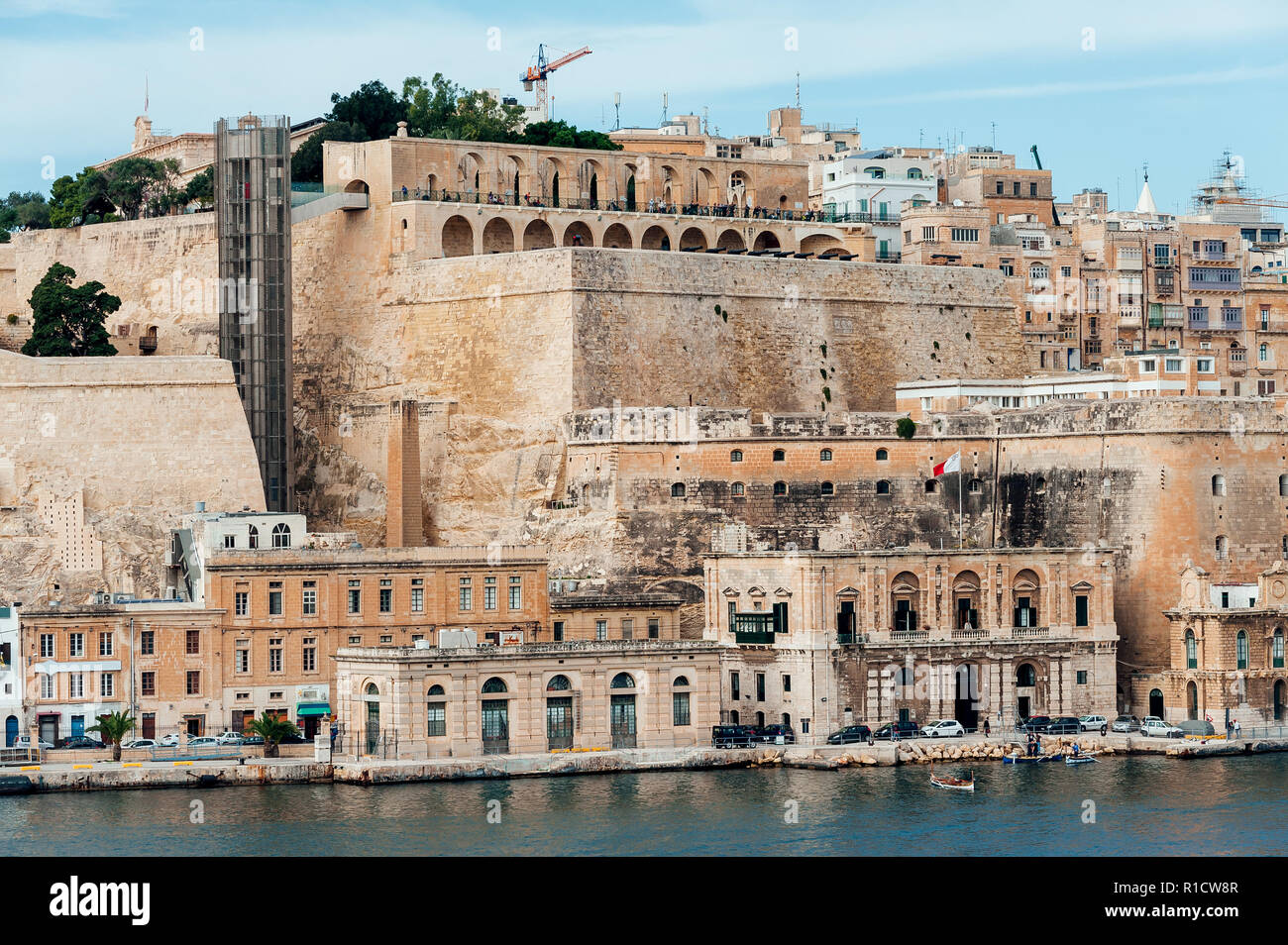 Vista a La Valletta fortificazioni: Batteria Lascaris, Upper Barrakka Gardens e a San Pietro e Paolo bastione. Foto Stock