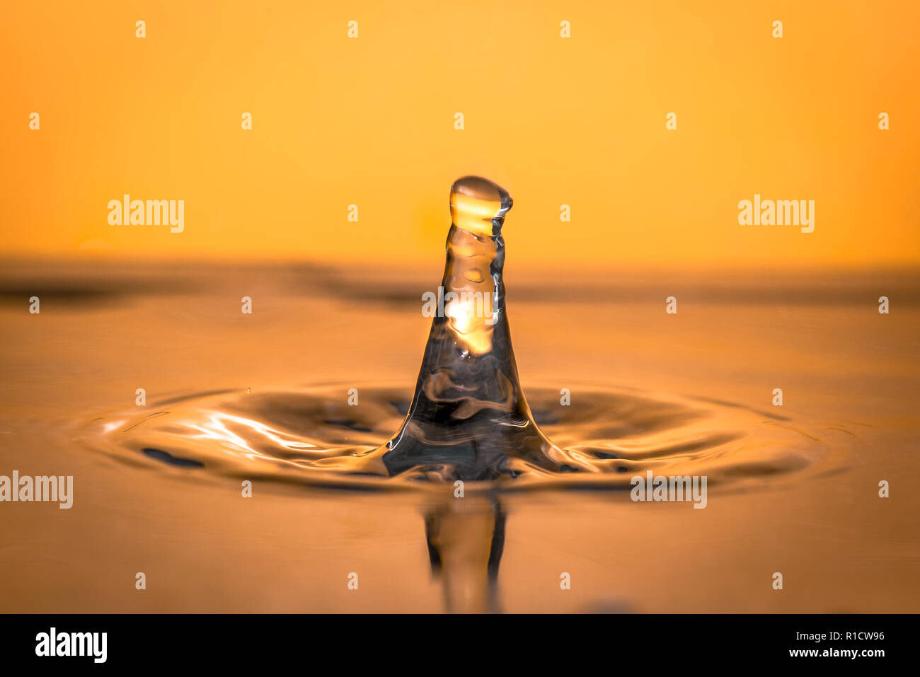 Colonna di acqua formata da una goccia d'acqua. Foto Stock Colonna di acqua formata da una goccia d'acqua. Foto Stock