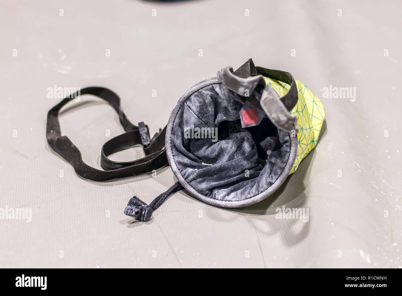 Borsa di arrampicata per la magnesia giace sulla stuoia isolare Foto Stock