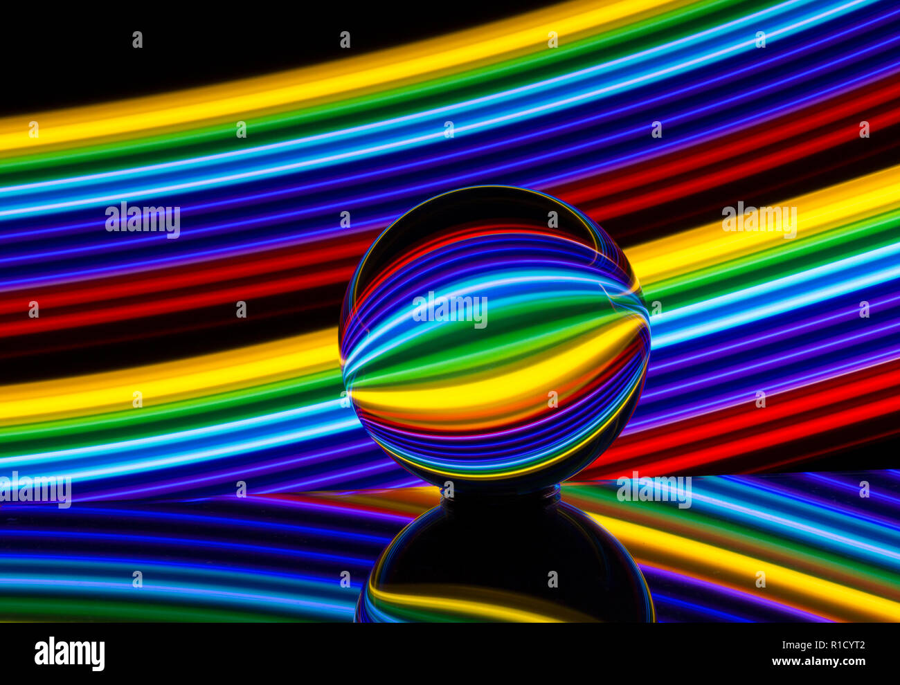 La pittura di luce con un Lensball / crystal / sfera di vetro Foto Stock