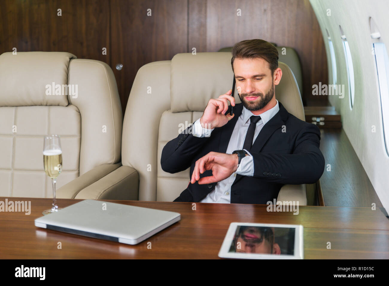 Imprenditore a lavorare mentre viaggia su un jet privato - Ritratto di gente di affari prendendo un primo volo di classe per il lavoro, i concetti di business e mo Foto Stock