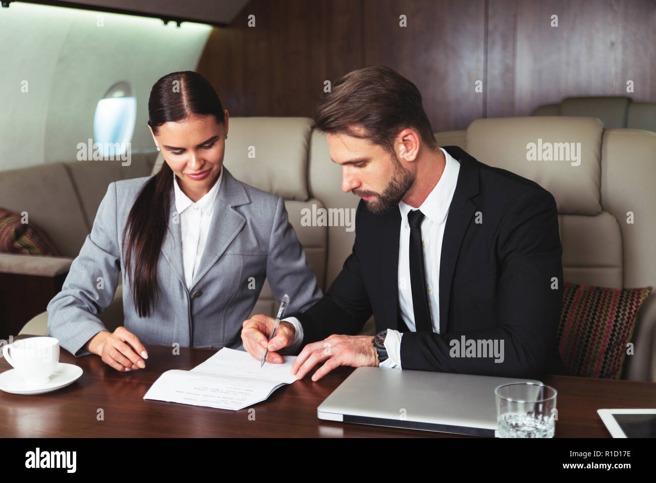 Imprenditore e la donna a lavorare mentre viaggia su un jet privato - Ritratto di gente di affari tenendo una prima classe per il volo per lavorare, concetti su busin Foto Stock