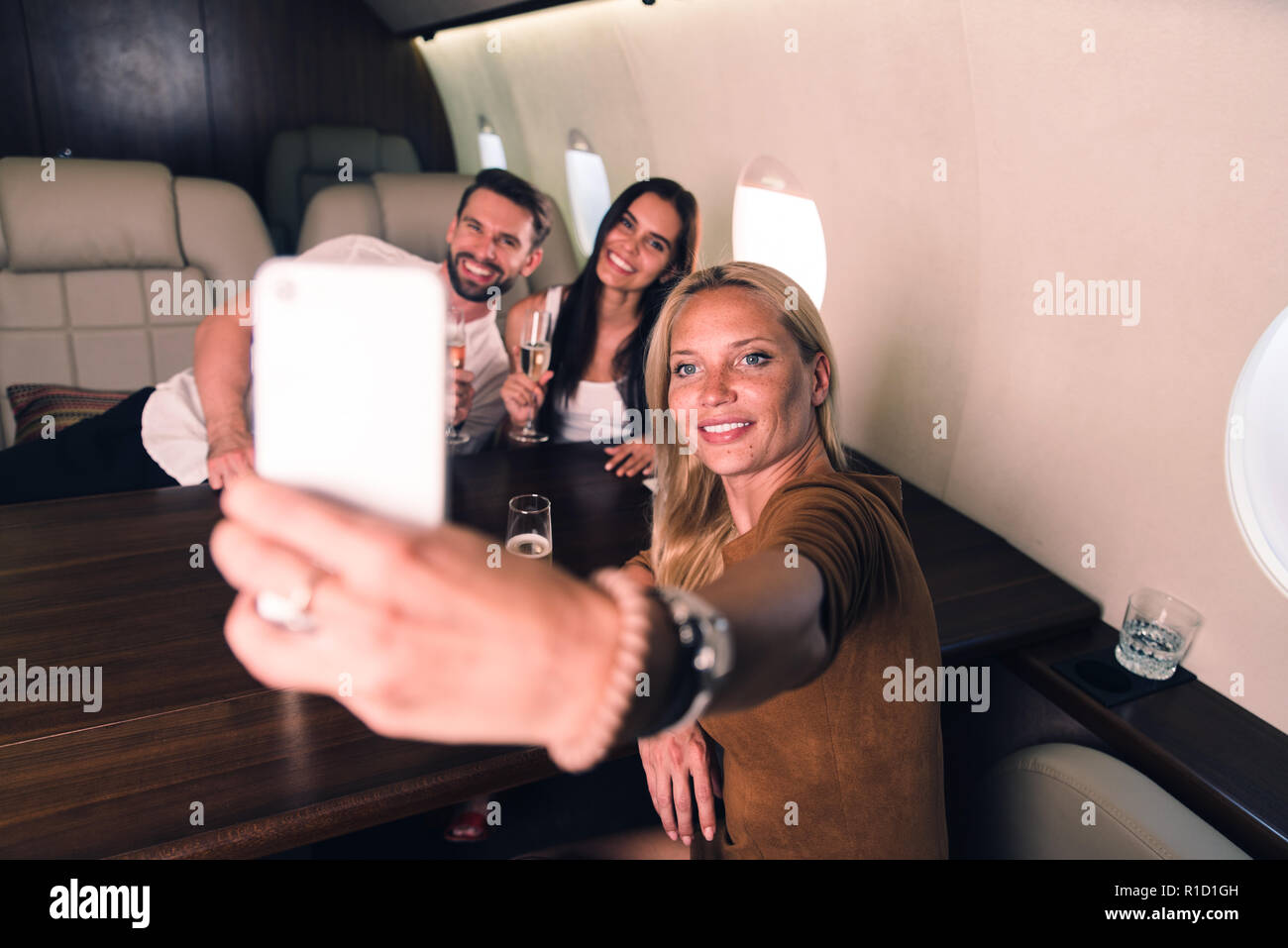 Felice gruppo di amici di partito su un lusso jet privato Foto Stock