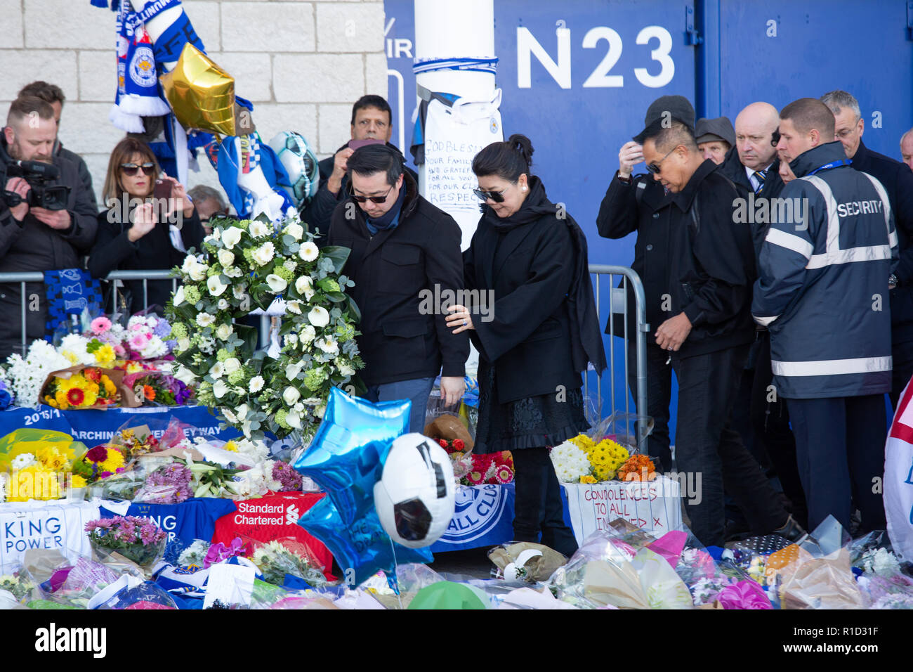 Aiyawatt Srivaddhanaprabha, figlio di Vichai Srivaddhanaprabha, sua madre Aimon e membri della famiglia deporre una corona al di fuori di Leicester Football ground. Foto Stock