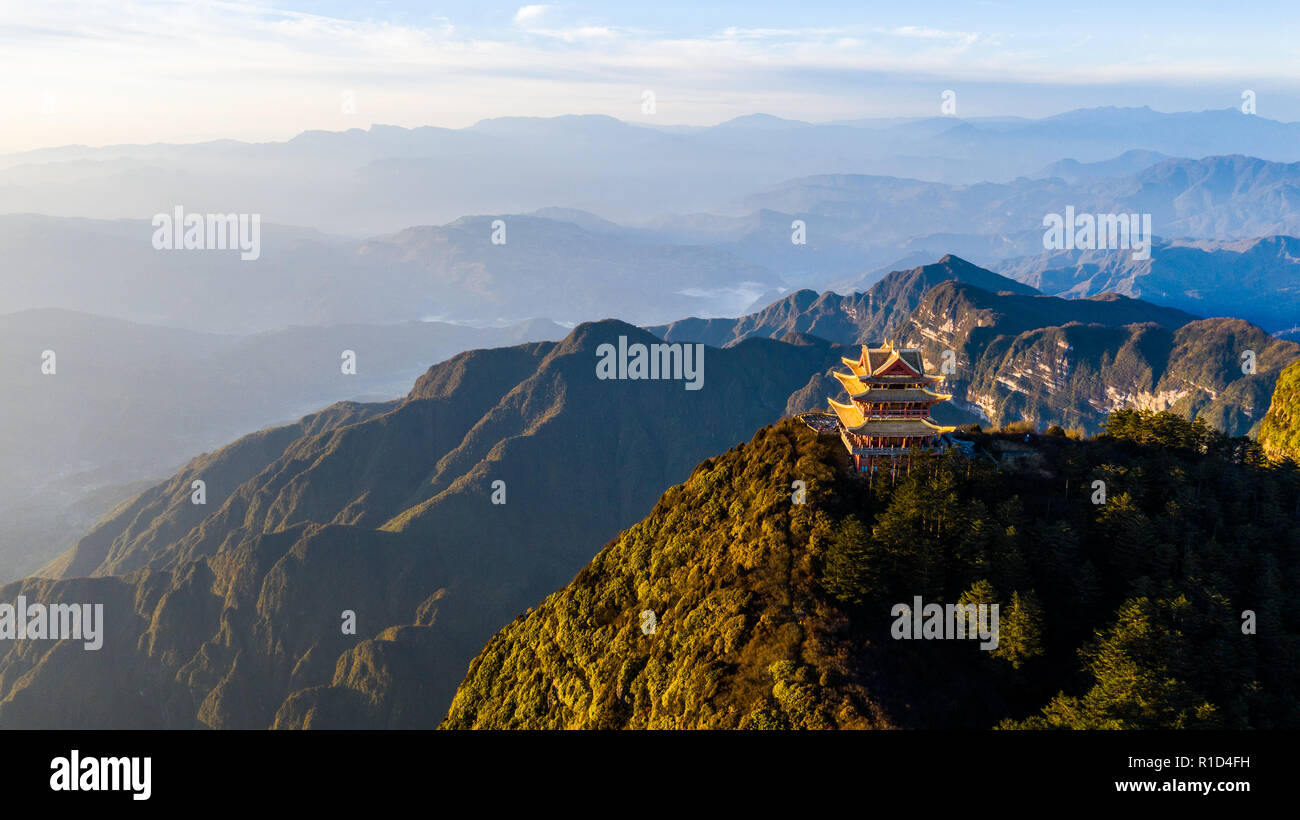 Tempio d'oro sul picco Wanfo, Emeishan o Monte Emei, nella provincia di Sichuan, in Cina Foto Stock