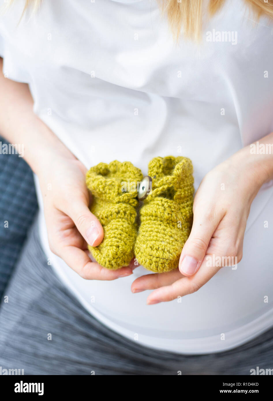 Closeup donna mani baby scarpine Foto Stock