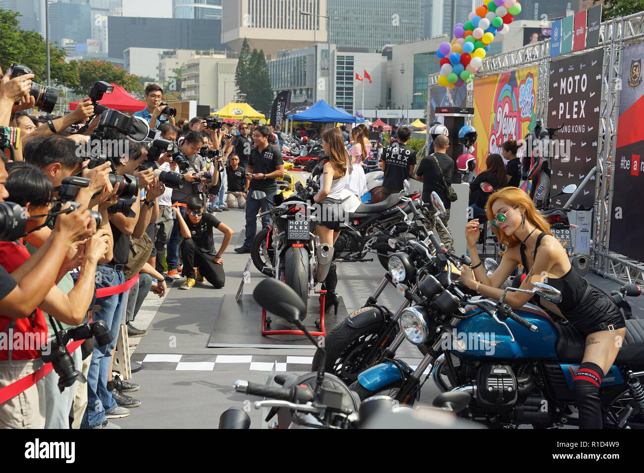 Un modello di moto MotoGuzzi pone di fronte ai fotografi a Motorcycle Show 2018 presso la centrale di Hong Kong. Il "MOTOCICLO SHOW' nel centro di HONG KONG si tiene ogni anno nel mese di ottobre o novembre. Si tratta di una mostra dedicata a tutte le forme di 2 ruote di divertimento con il club, negozi, importatori, dipartimenti governativi visualizzando le loro moto in una atmosfera di carnevale. Foto Stock
