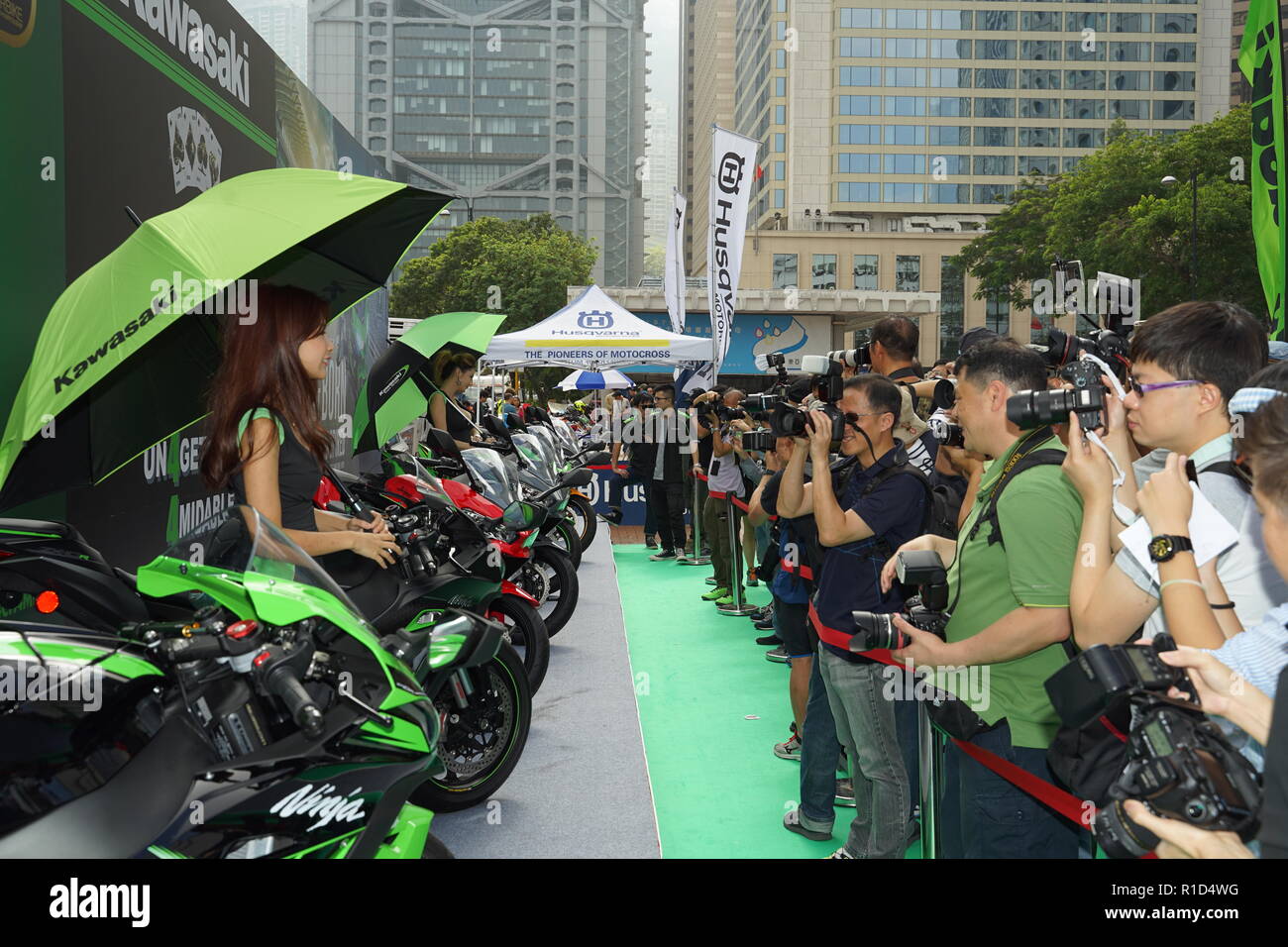 Un modello di motocicli Kawasaki pone di fronte ai fotografi a Motorcycle Show 2018 presso la centrale di Hong Kong. Il "MOTOCICLO SHOW' nel centro di HONG KONG si tiene ogni anno nel mese di ottobre o novembre. Si tratta di una mostra dedicata a tutte le forme di 2 ruote di divertimento con il club, negozi, importatori, dipartimenti governativi visualizzando le loro moto in una atmosfera di carnevale. Foto Stock