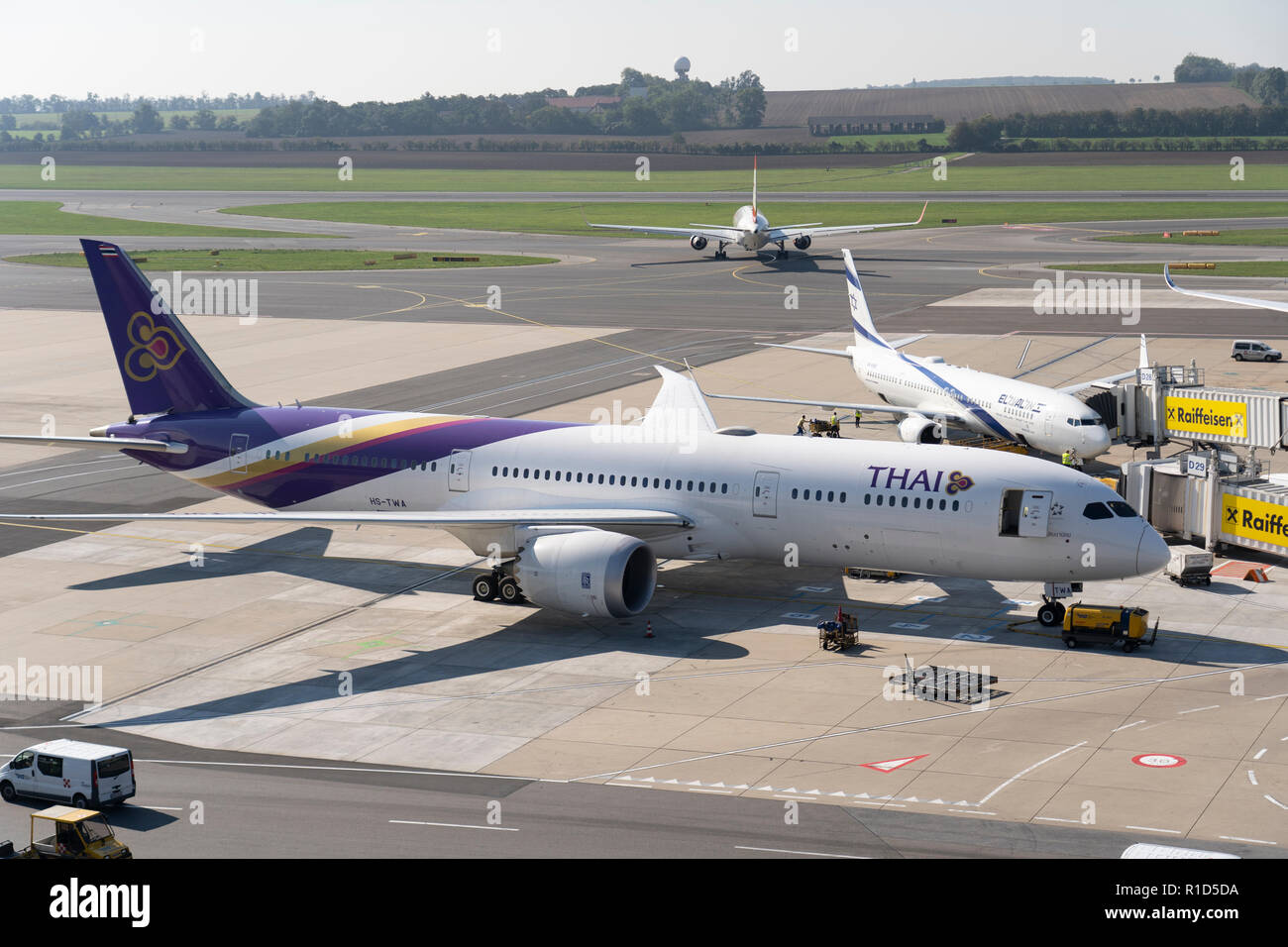 Un Thai Airways jet del passeggero agganciato ad un ponte passeggeri all'Aeroporto di Vienna Foto Stock