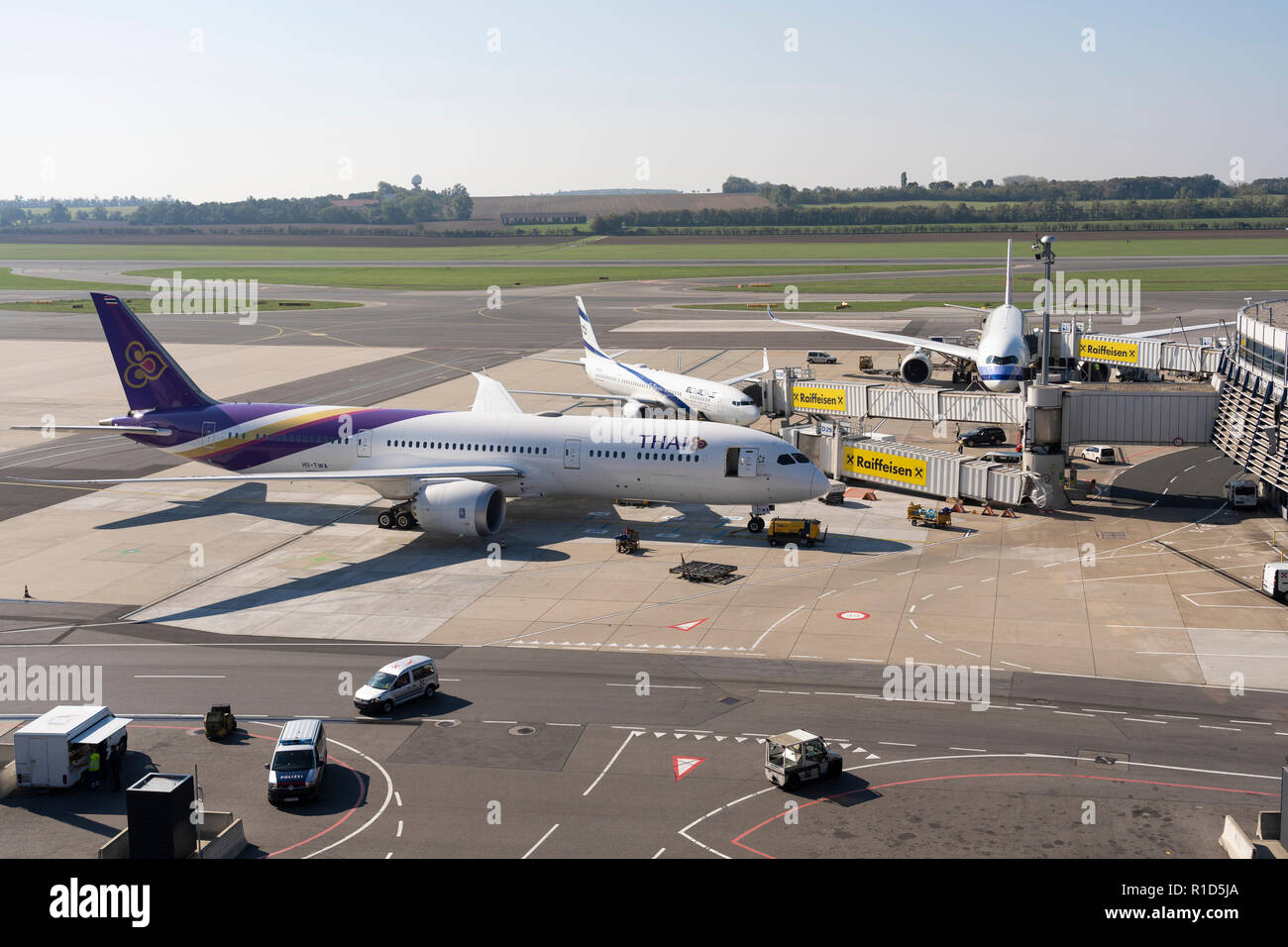 Un Thai Airways jet del passeggero agganciato ad un ponte passeggeri all'Aeroporto di Vienna Foto Stock