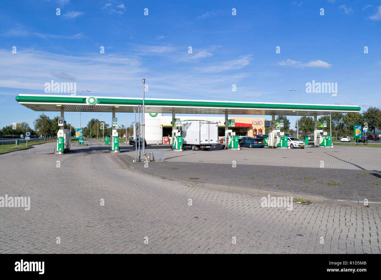 BP gas station in autostrada olandese. BP è una multinazionale britannica di petrolio e di gas company con sede a Londra, Inghilterra. Foto Stock